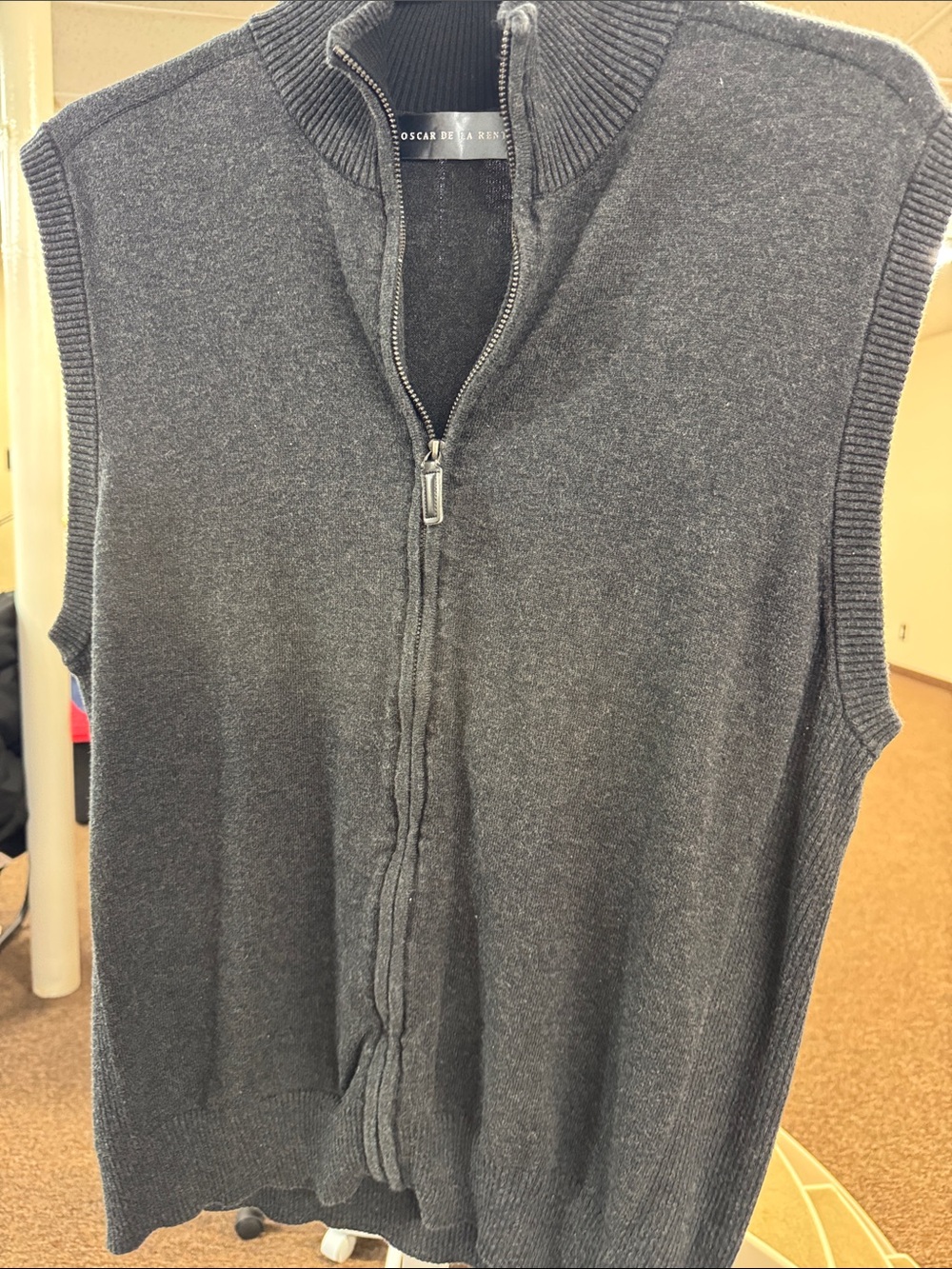 Oscar de la Renta Men’s Charcoal Gray Zip Sleeveless Sweater Vest